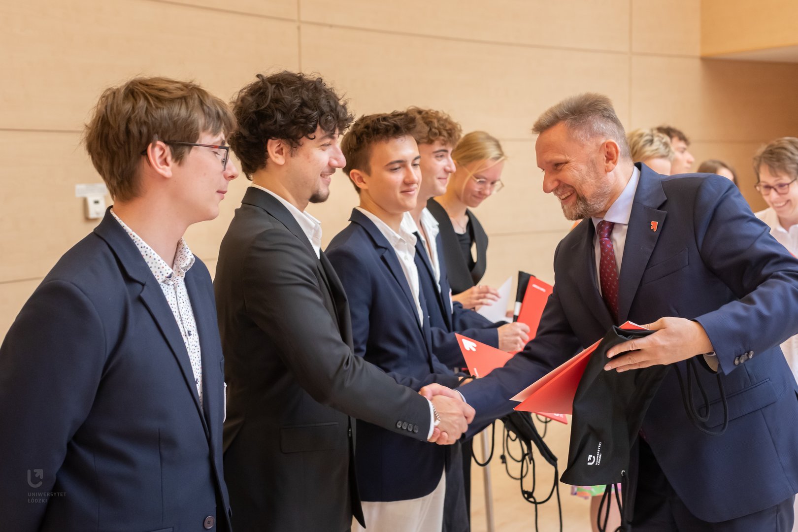 Prorektor UŁ, prof. Radosław Olszewski, podczas wręczania świadectw na zakończeniu roku PLO UŁ