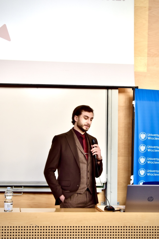 Student podczas wystąpienia na konferencji