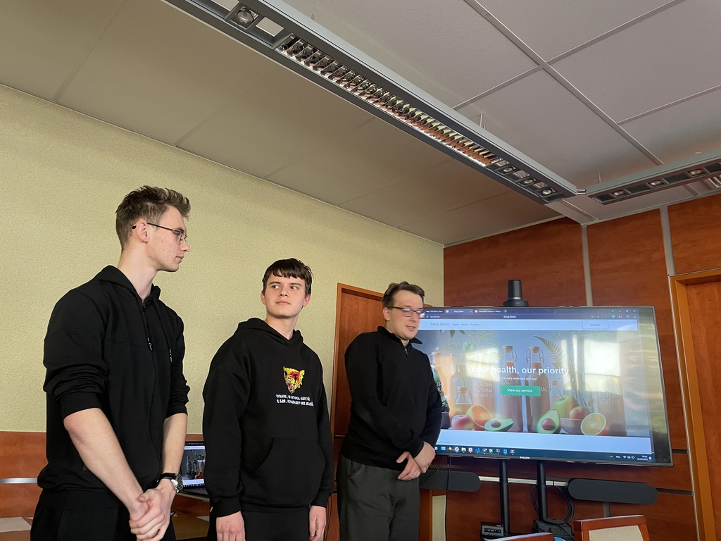 studenci prezentujący aplikacje