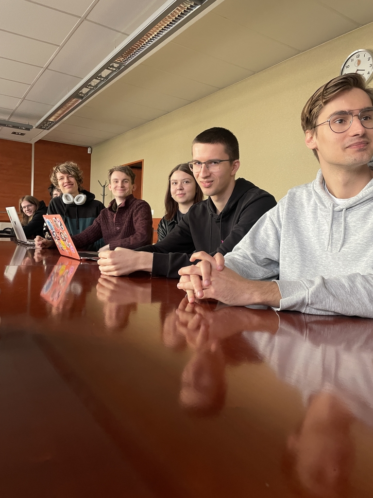 studenci siedzący przy stole