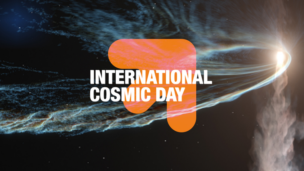 Grafika promująca International Cosmic Day – na tle kosmicznej smugi energii i gwiazd widoczny jest pomarańczowy znak graficzny oraz biały napis „International Cosmic Day”.
