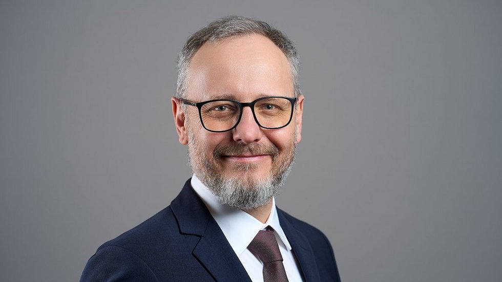 Profesor w garniturze