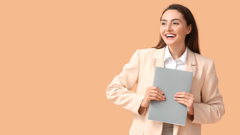 Kobieta trzymająca dokumenty