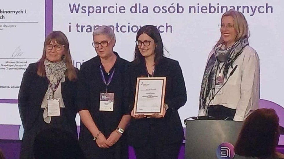 Wyróżnienie dla UniLodz odbierają: prorektorka uczelni ds. nauki dr hab. Dorota Golańska, prof. UŁ, dr Aleksandra Różalska, pełnomocniczka rektora Uniwersytetu Łódzkiego do spraw równego traktowania