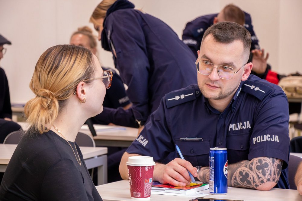 studentka dyskutująca z policjantem