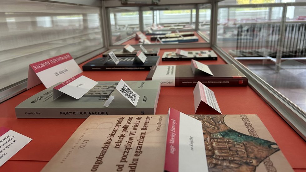 Nagrody naukowe rektora UŁ – wystawa w Bibliotece UŁ