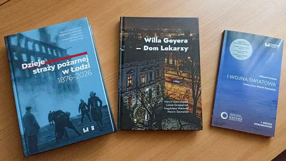 trzy książki na biurku