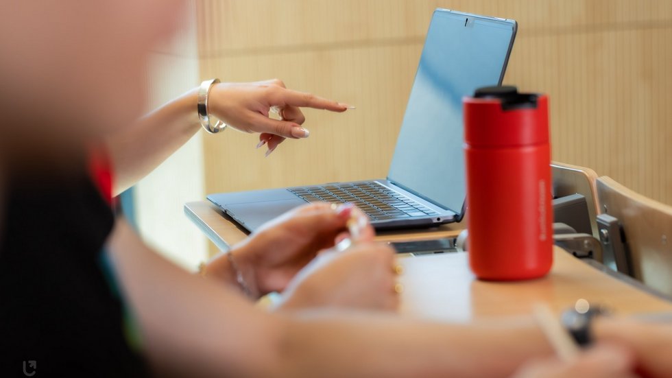 laptop i bidon na ławce