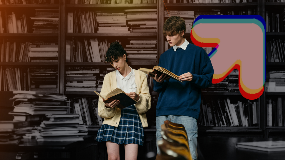 Na zdjęciu widać dwoje młodych osób stojących w bibliotece na tle regałów pełnych książek. Oboje trzymają otwarte książki i czytają. Osoba po lewej ma krótkie, ciemne włosy, białą koszulę, kremowy sweter i granatową, kratkowaną spódnicę. Osoba po prawej ma jasne włosy, niebieską bluzę i jasne spodnie. W tle, po prawej stronie obrazu, widoczny jest duży, kolorowy symbol strzałki skierowanej w górę i w prawo – przypominający znak graficzny Uniwersytetu Łódzkiego. Całość utrzymana jest w ciepłej tonacji z lekko przyciemnionym tłem.