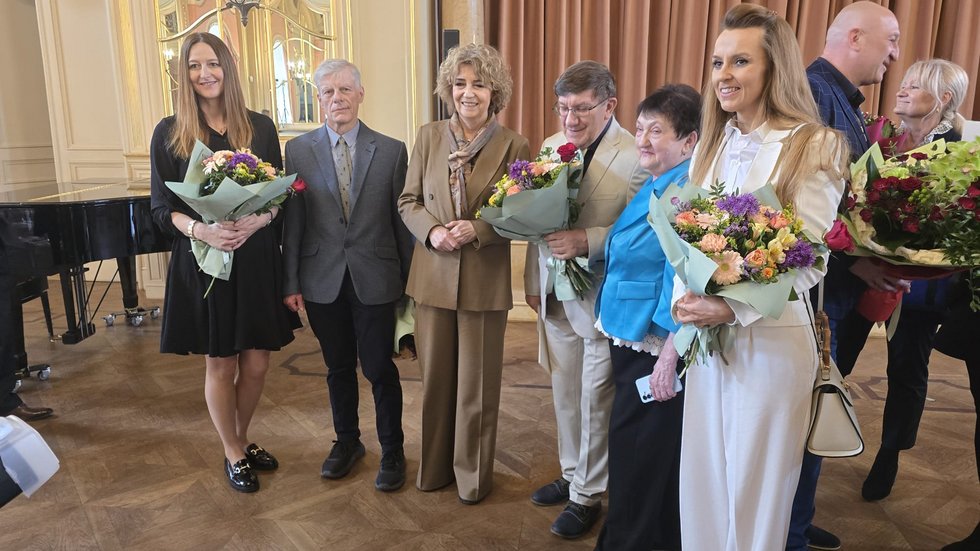 wręczenie nagrody, zdjęcia laureatów z prezydent Hanną Zdanowską