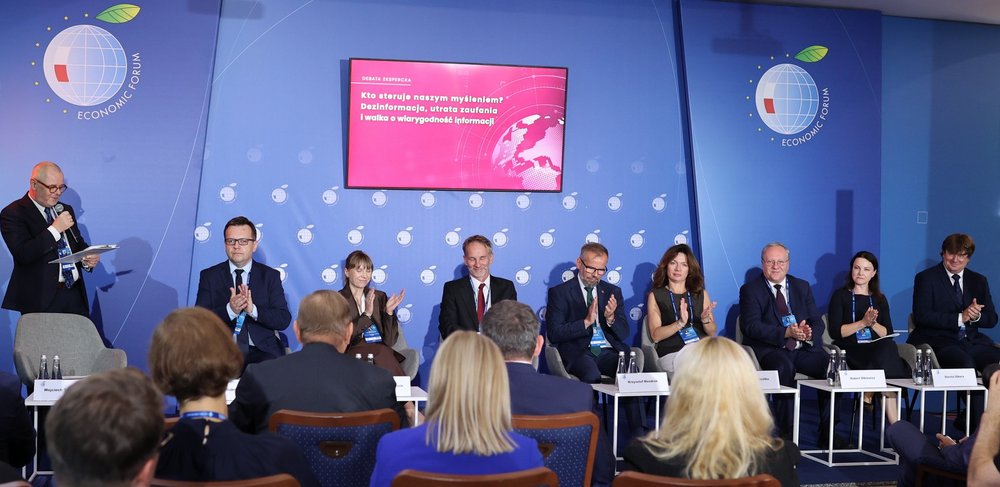 Uczestnicy debaty w czasie rozmowy