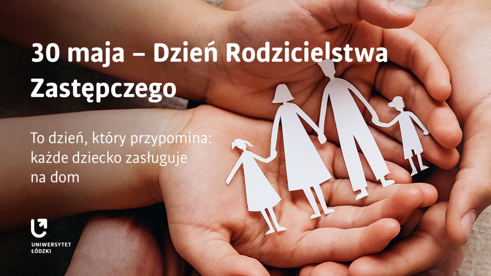 Dłonie na których położona jest wycinanka przedstawiająca rodzinę z dziećmi.