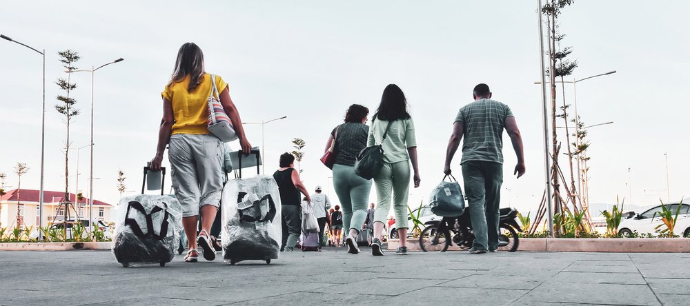 osoby podróżujące z walizkami