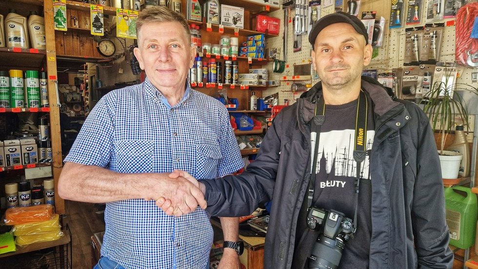 Na zdjęciu widać dwóch mężczyzn stojącyh w sklepie z artykułami motoryzacyjnymi.