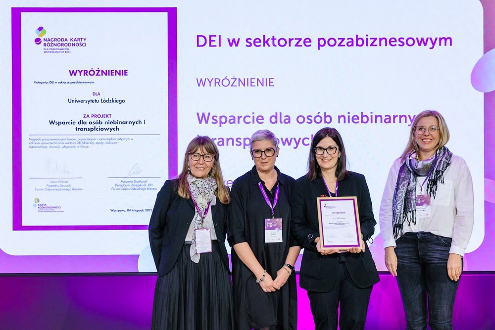 Wyróżnienie dla UniLodz odbierają prorektorka uczelni ds. nauki dr hab. Dorota Golańska, prof. UŁ, dr Aleksandra Różalska, pełnomocniczka rektora Uniwersytetu Łódzkiego do spraw równego traktowania