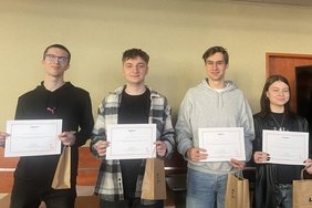 grupa studentów z dyplomami