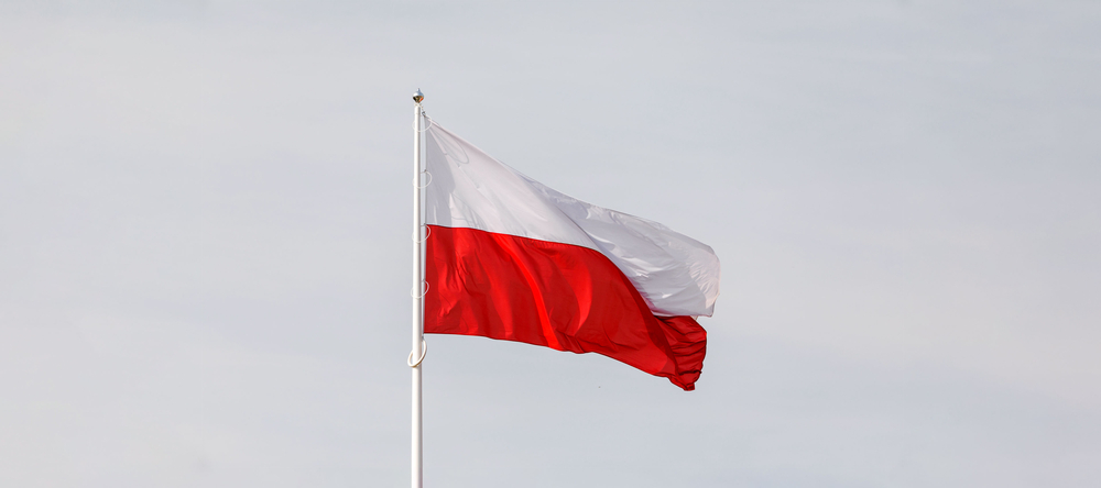 flaga Polski powiewająca na maszcie